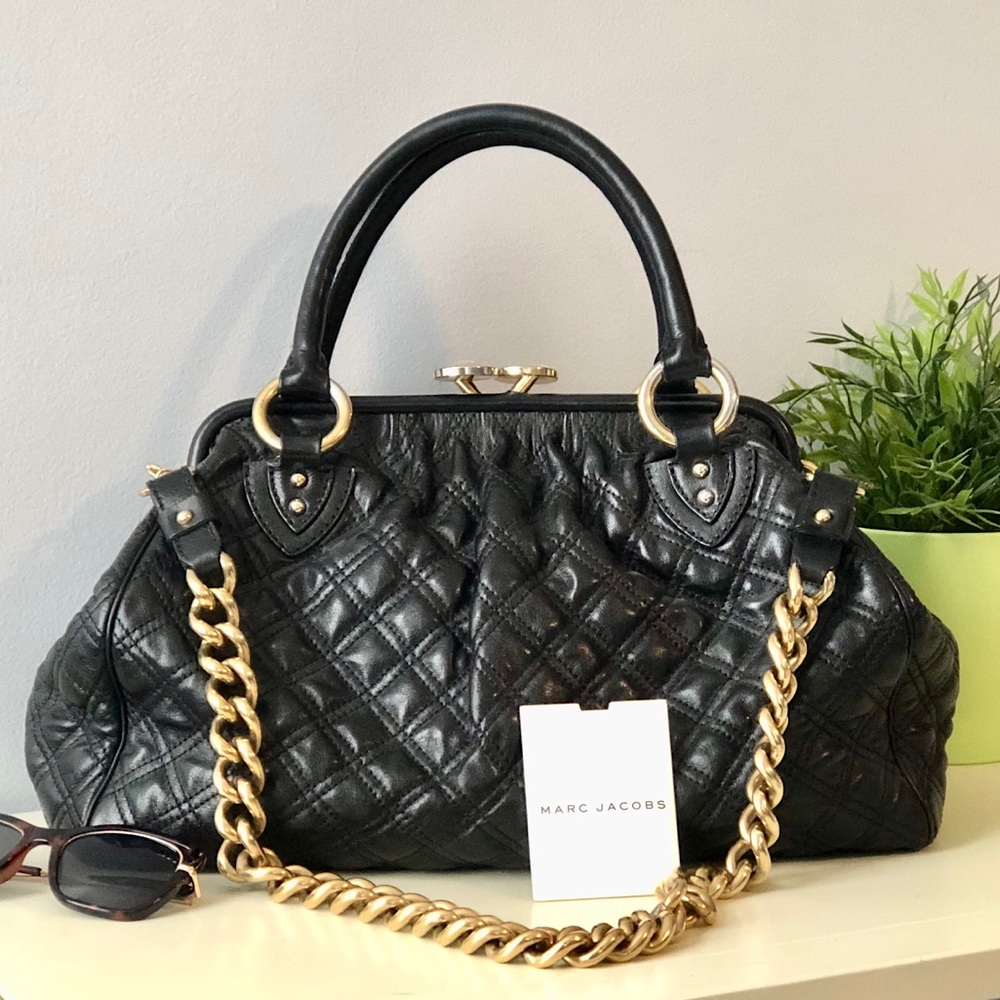 🙌🏼 Marc Jacob’s calfskin purse with gold details